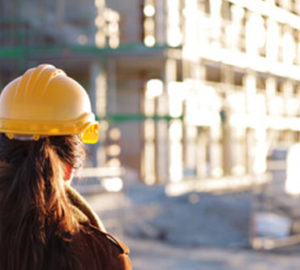 Femme BTP : comment anticiper son épargne retraite ?