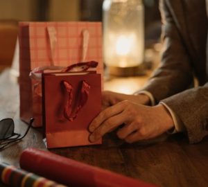Offrir des présents à ses collaborateurs : pourquoi et quel cadeau choisir ?