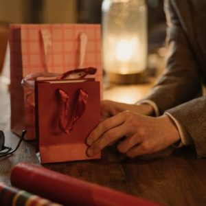 Offrir des présents à ses collaborateurs : pourquoi et quel cadeau choisir ?