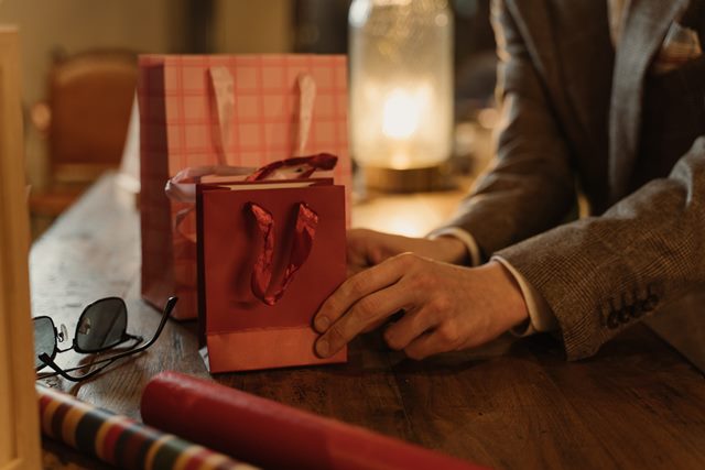 Offrir des présents à ses collaborateurs : pourquoi et quel cadeau choisir ?