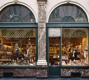 Renforcer la sécurité des magasins : pourquoi investir dans les volets roulants transparents ?
