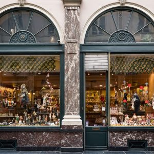Renforcer la sécurité des magasins : pourquoi investir dans les volets roulants transparents ?