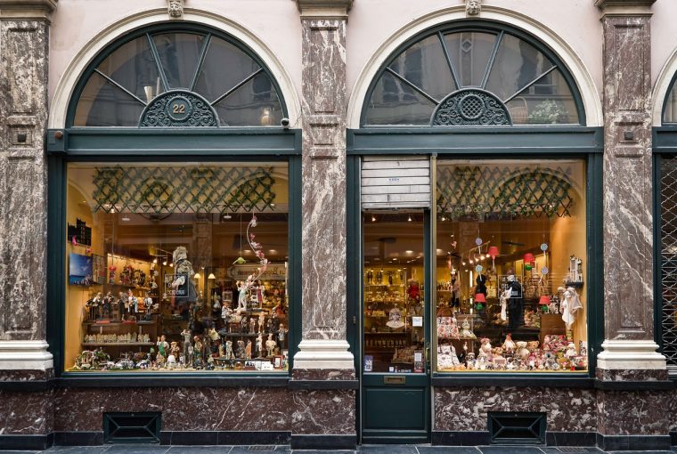 Renforcer la sécurité des magasins : pourquoi investir dans les volets roulants transparents ?