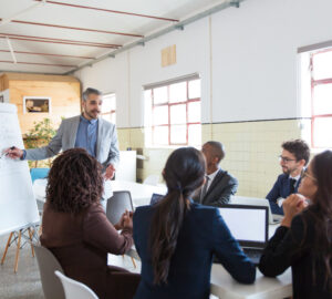 Formation et expertise : les compétences indispensables pour maîtriser les critères extra-financiers