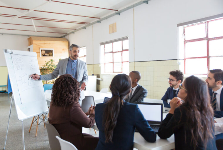 Formation et expertise : les compétences indispensables pour maîtriser les critères extra-financiers